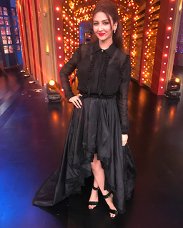 Saumya Tandon feet photo thumbnail