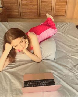 Saumya Tandon feet photo thumbnail