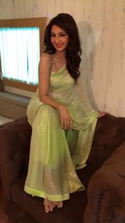 Saumya Tandon feet photo thumbnail