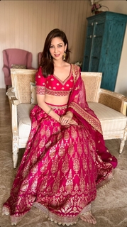 Saumya Tandon feet photo thumbnail