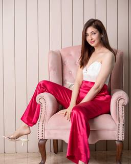 Saumya Tandon feet photo thumbnail