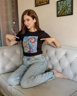 Saumya Tandon feet photo thumbnail