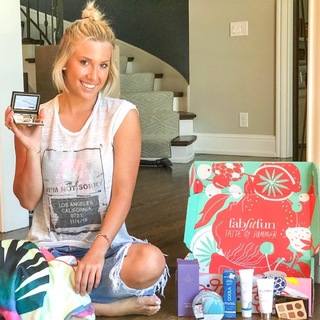 Savannah Chrisley feet photo thumbnail