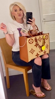 Savannah Chrisley feet photo thumbnail