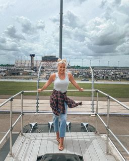 Savannah Chrisley feet photo thumbnail