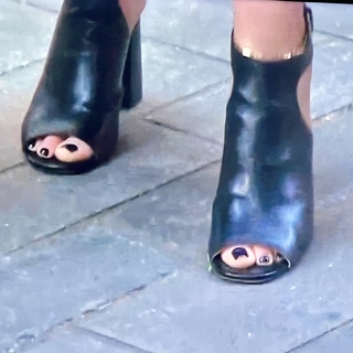 Savannah Guthrie feet photo thumbnail