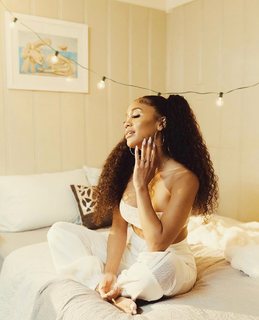 Saweetie feet photo thumbnail