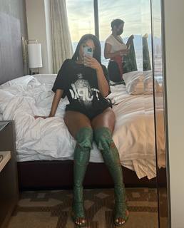 Saweetie feet photo thumbnail