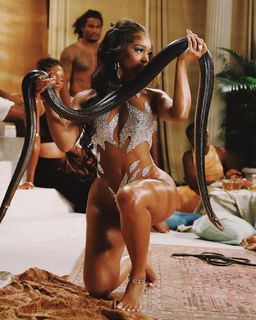 Saweetie feet photo thumbnail
