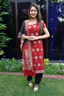Sayyeshaa Saigal feet photo 3