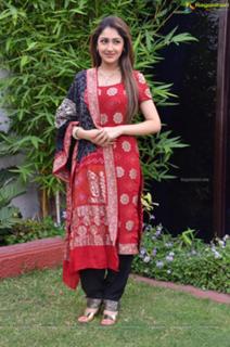 Sayyeshaa Saigal feet photo 19