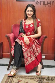 Sayyeshaa Saigal feet photo 9