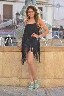 Sayyeshaa Saigal feet photo 10
