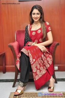 Sayyeshaa Saigal feet photo 7
