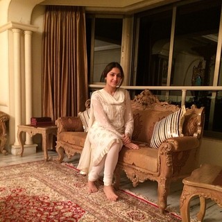 Sayyeshaa Saigal feet photo 4