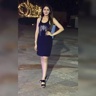 Sayyeshaa Saigal feet photo 19