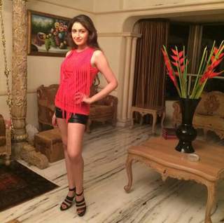 Sayyeshaa Saigal feet photo 14