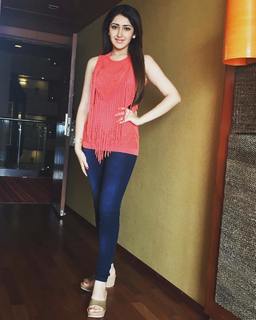 Sayyeshaa Saigal feet photo 7