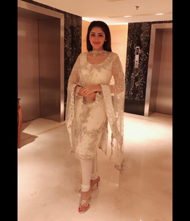 Sayyeshaa Saigal feet photo 19