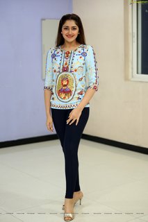 Sayyeshaa Saigal feet photo 20