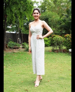 Sayyeshaa Saigal feet photo 18