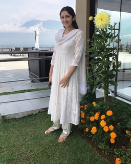 Sayyeshaa Saigal feet photo 16