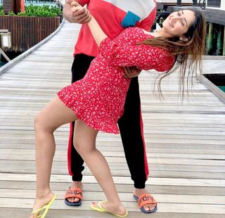 Sayyeshaa Saigal feet photo 14