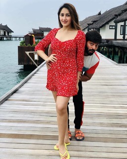 Sayyeshaa Saigal feet photo 10