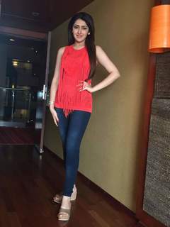Sayyeshaa Saigal feet photo 5