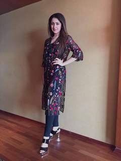 Sayyeshaa Saigal feet photo 3