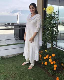 Sayyeshaa Saigal feet photo 20