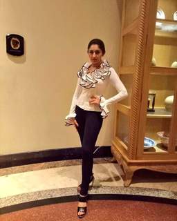Sayyeshaa Saigal feet photo 19