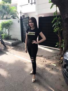Sayyeshaa Saigal feet photo 15