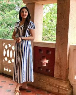 Sayyeshaa Saigal feet photo 8