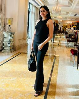 Sayyeshaa Saigal feet photo 4