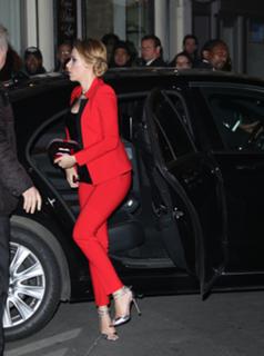 Scarlett Johansson feet photo thumbnail