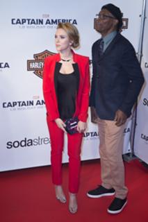 Scarlett Johansson feet photo thumbnail