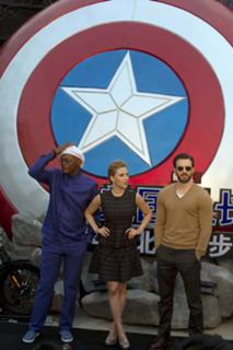 Scarlett Johansson feet photo thumbnail