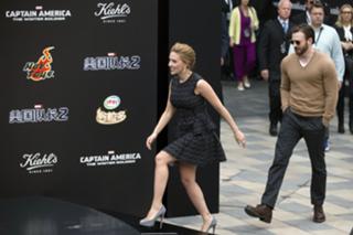 Scarlett Johansson feet photo thumbnail