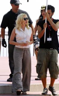 Scarlett Johansson feet photo thumbnail