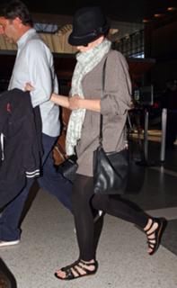 Scarlett Johansson feet photo thumbnail
