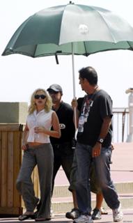 Scarlett Johansson feet photo thumbnail