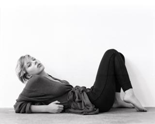 Scarlett Johansson feet photo thumbnail