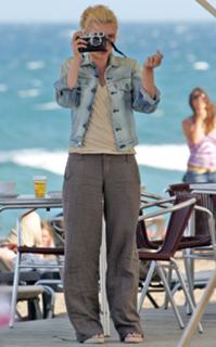 Scarlett Johansson feet photo thumbnail
