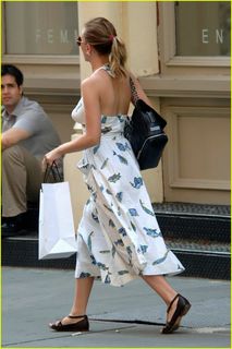 Scarlett Johansson feet photo thumbnail