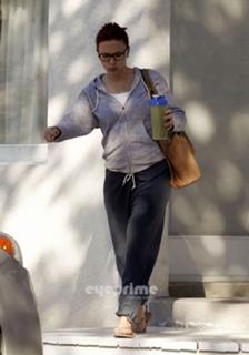 Scarlett Johansson feet photo thumbnail