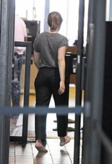 Scarlett Johansson feet photo thumbnail