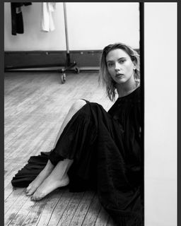 Scarlett Johansson feet photo thumbnail