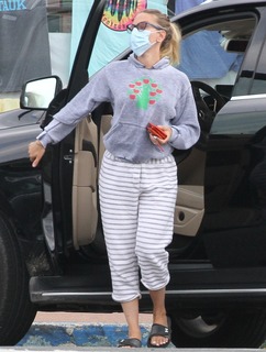 Scarlett Johansson feet photo thumbnail