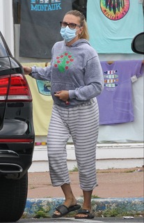 Scarlett Johansson feet photo thumbnail